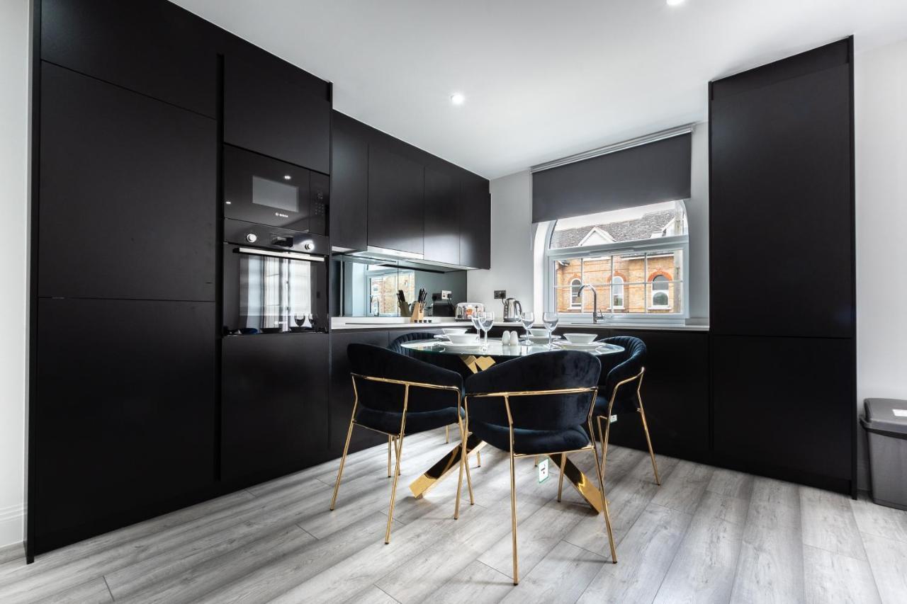Elegant Apartments In Staines L Free Onsite Parking Staines-upon-Thames Eksteriør bilde