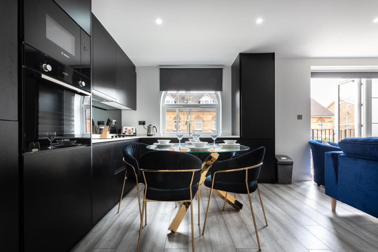 Elegant Apartments In Staines L Free Onsite Parking Staines-upon-Thames Eksteriør bilde