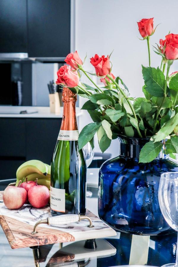 Elegant Apartments In Staines L Free Onsite Parking Staines-upon-Thames Eksteriør bilde