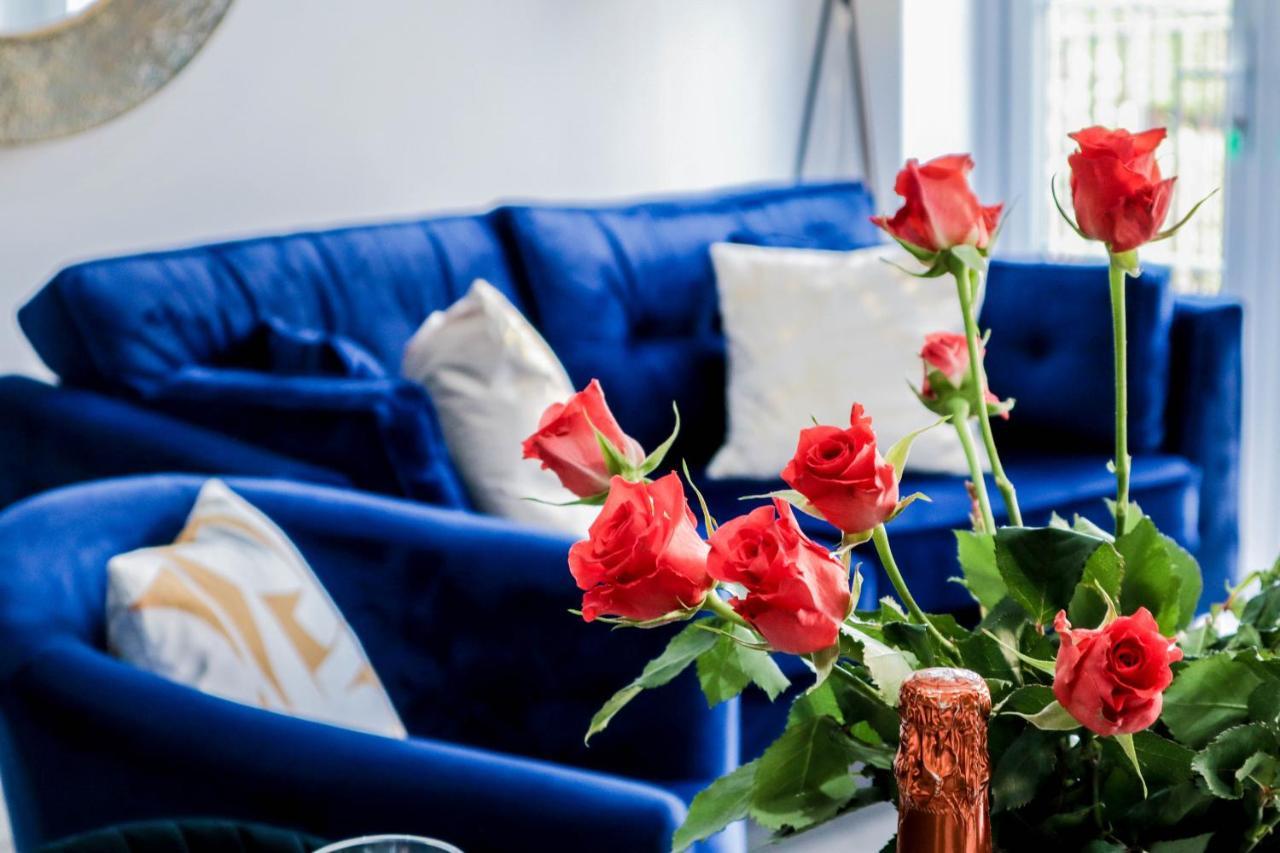 Elegant Apartments In Staines L Free Onsite Parking Staines-upon-Thames Eksteriør bilde