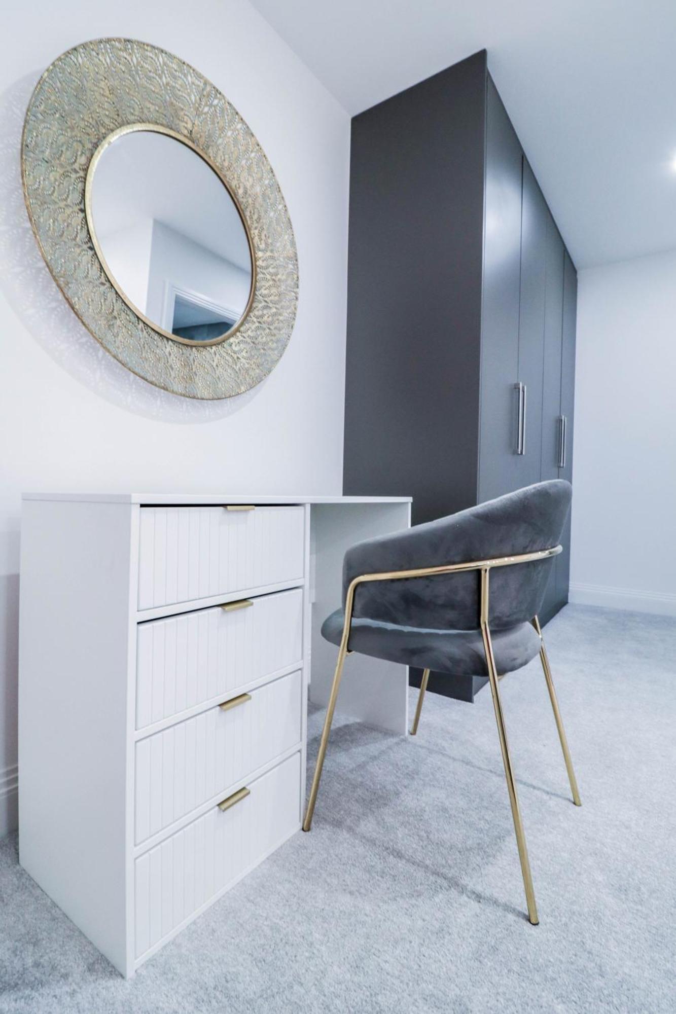 Elegant Apartments In Staines L Free Onsite Parking Staines-upon-Thames Eksteriør bilde
