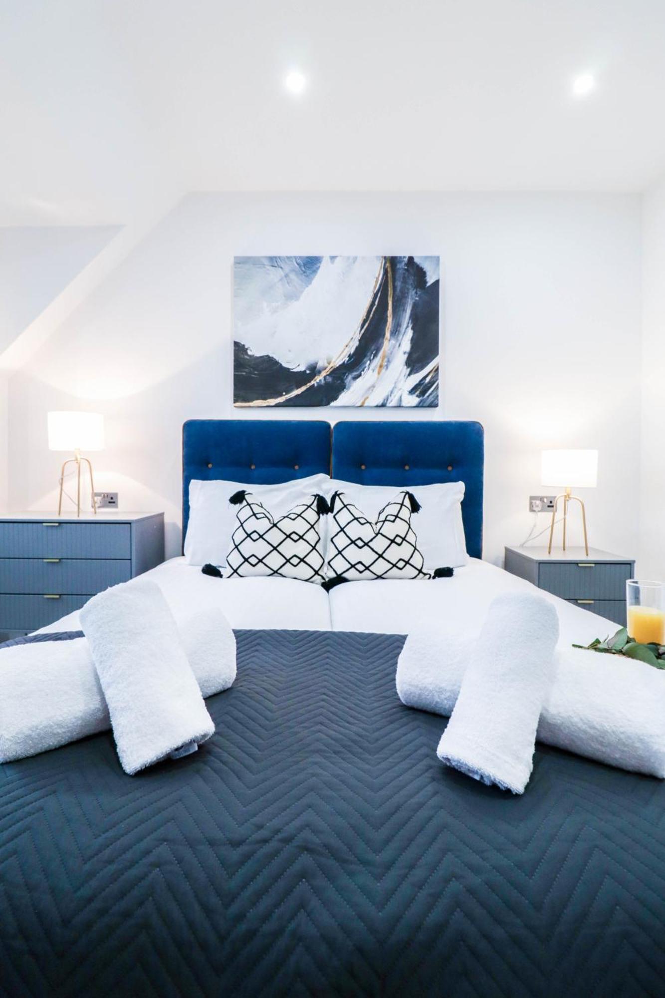 Elegant Apartments In Staines L Free Onsite Parking Staines-upon-Thames Eksteriør bilde