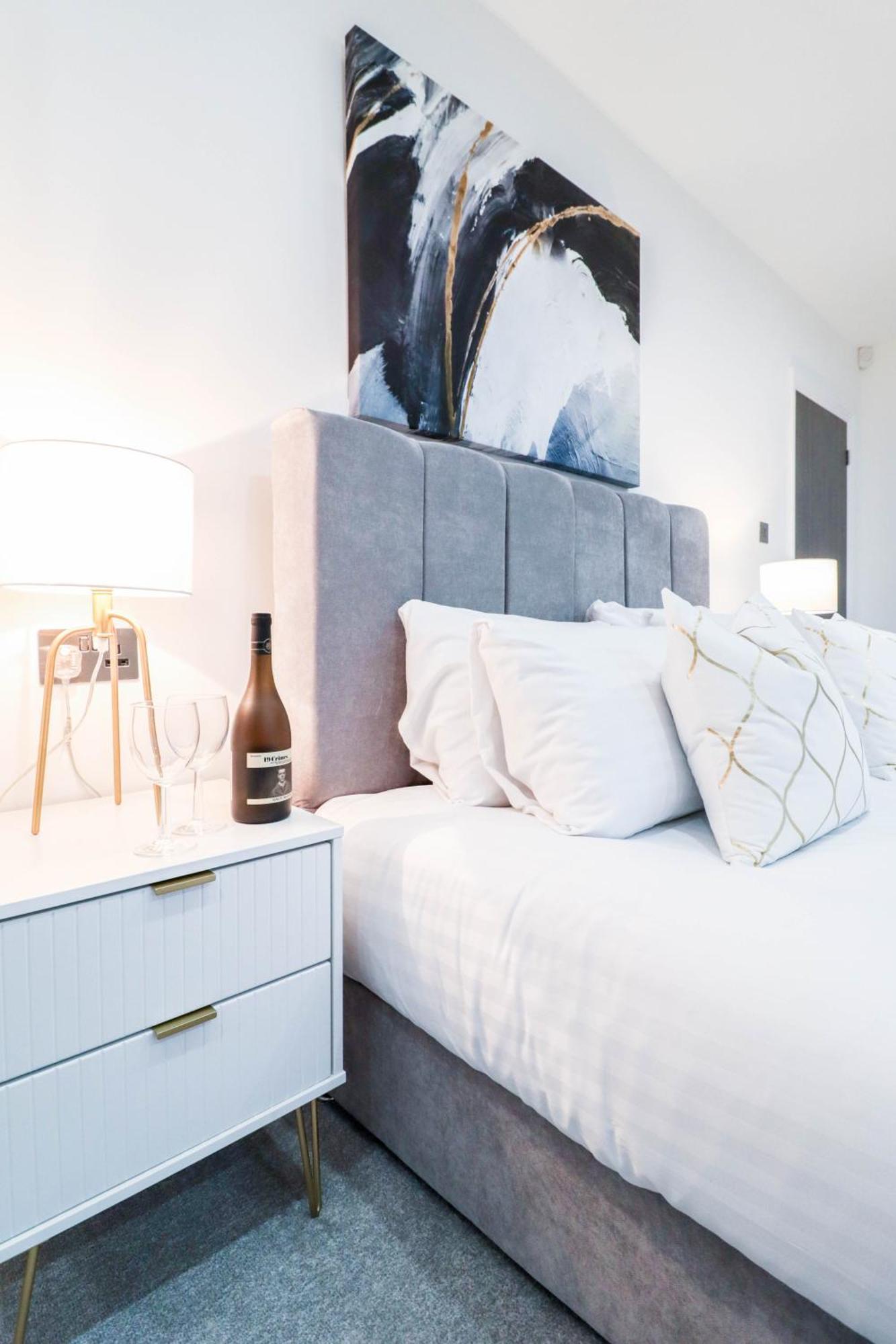 Elegant Apartments In Staines L Free Onsite Parking Staines-upon-Thames Eksteriør bilde
