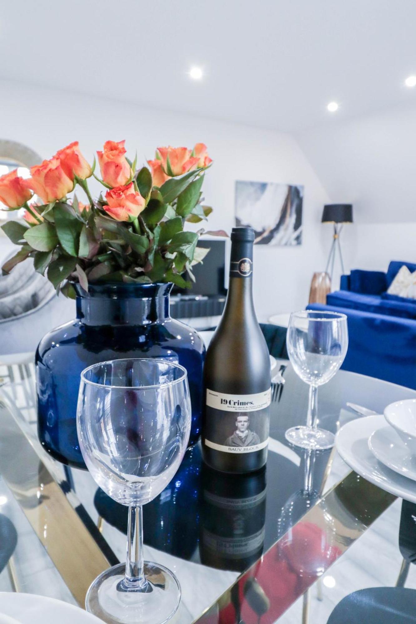 Elegant Apartments In Staines L Free Onsite Parking Staines-upon-Thames Eksteriør bilde