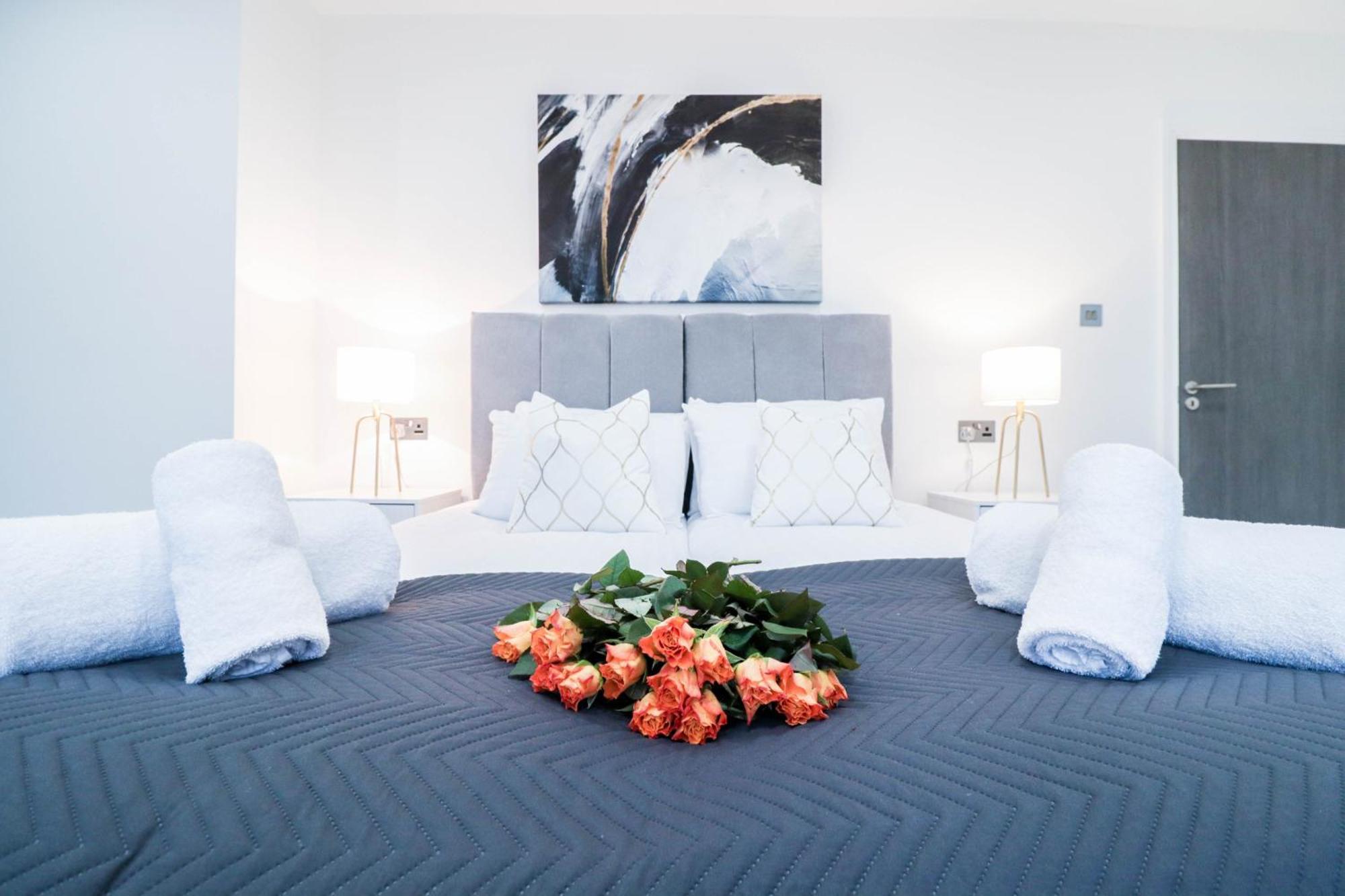 Elegant Apartments In Staines L Free Onsite Parking Staines-upon-Thames Eksteriør bilde