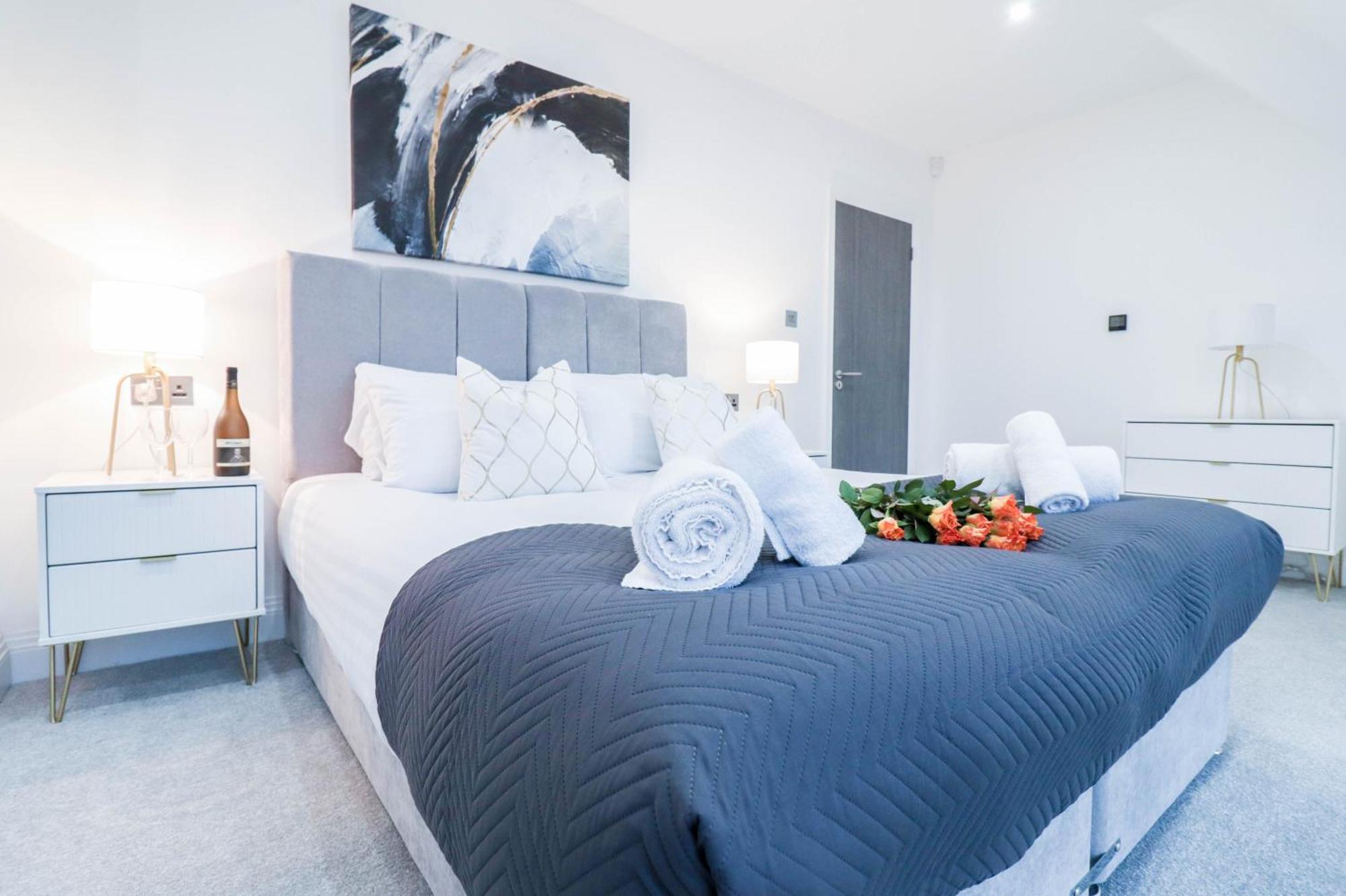 Elegant Apartments In Staines L Free Onsite Parking Staines-upon-Thames Eksteriør bilde