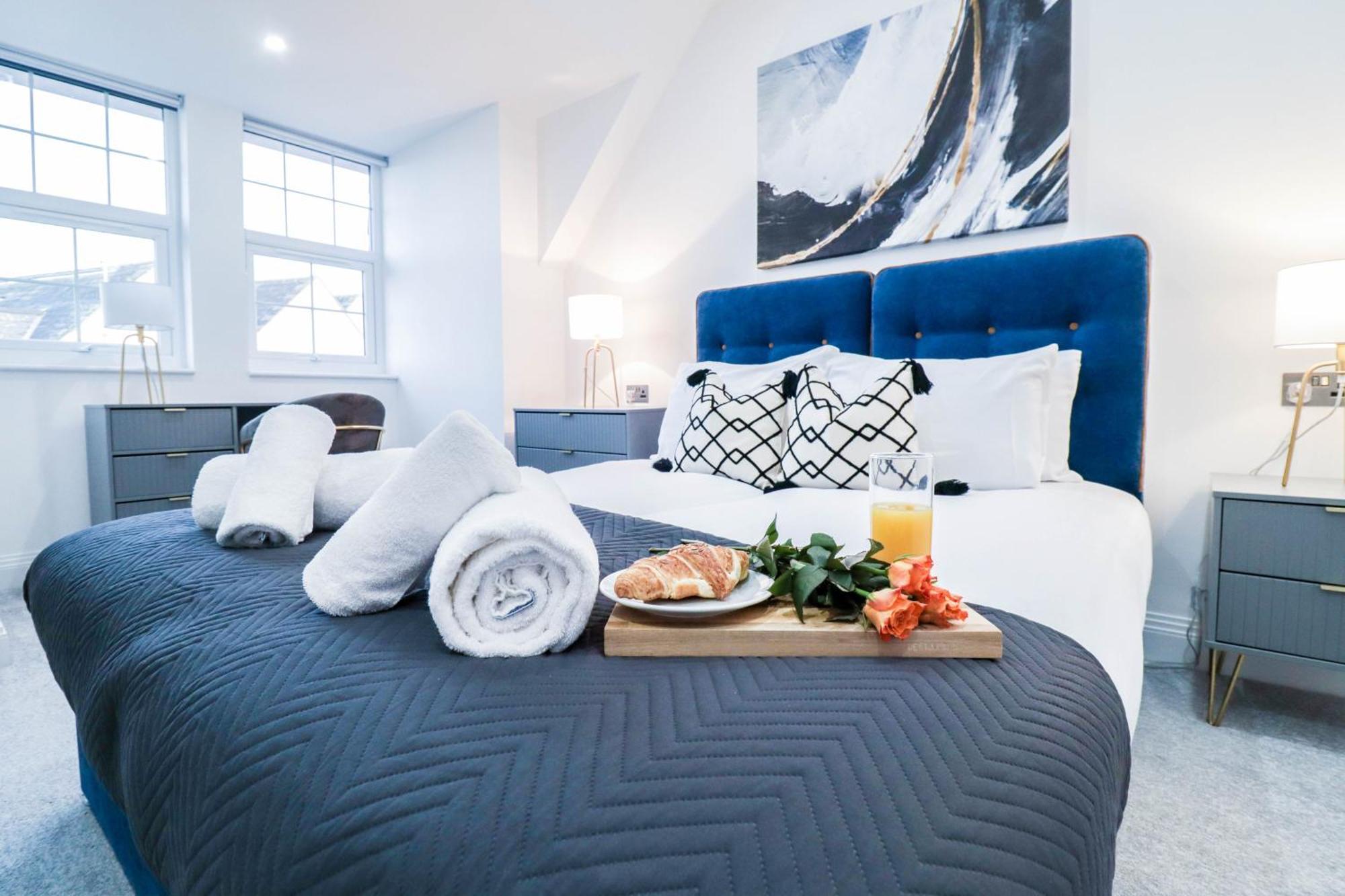 Elegant Apartments In Staines L Free Onsite Parking Staines-upon-Thames Eksteriør bilde