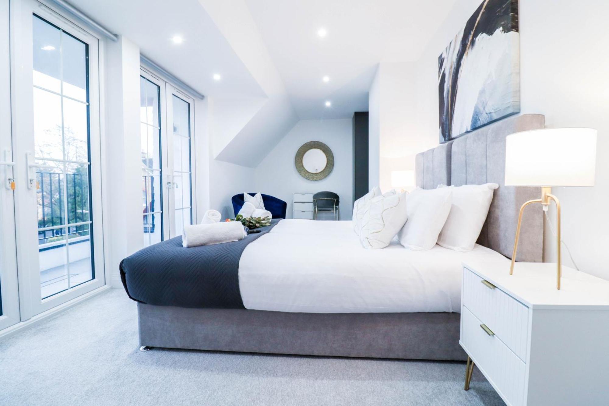 Elegant Apartments In Staines L Free Onsite Parking Staines-upon-Thames Eksteriør bilde