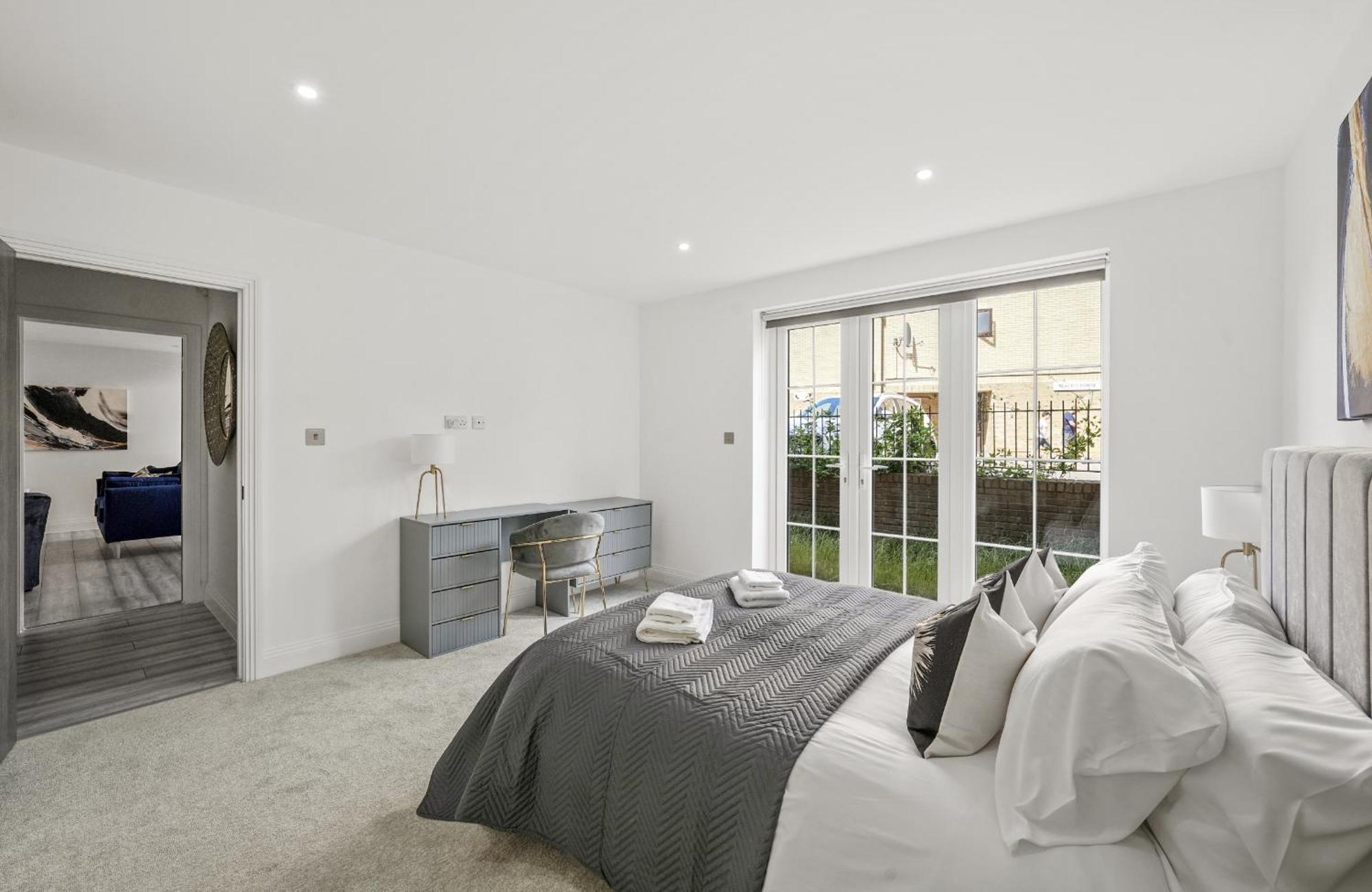 Elegant Apartments In Staines L Free Onsite Parking Staines-upon-Thames Eksteriør bilde